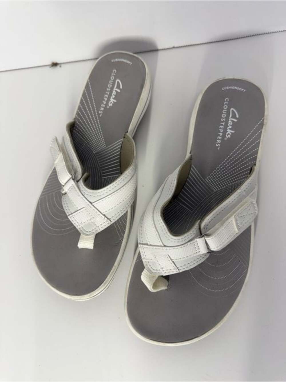 Clarks Cloudsteppers White Women's Cushioned Thong Sandals Size 7